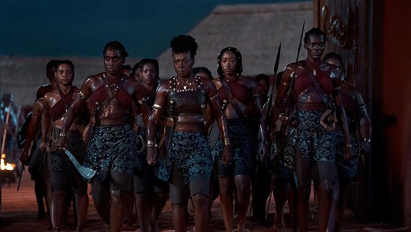 Vor den Kämpferinnen der Gruppe Agojie, um deren Anführerin Nanisca (Viola Davis), fürchten sich vor allem Männer.