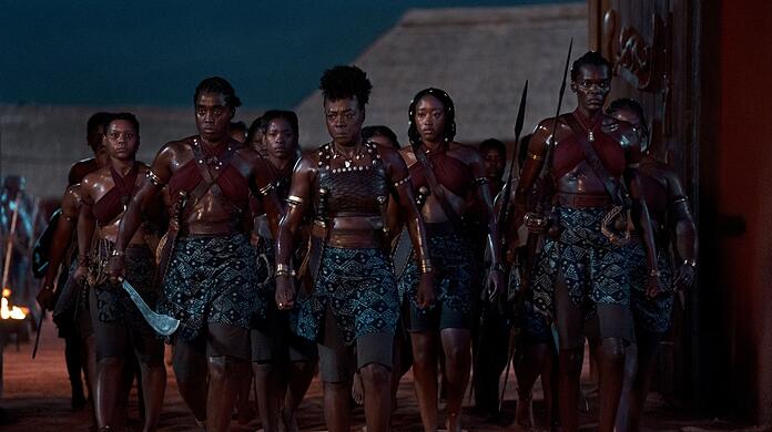 Vor den Kämpferinnen der Gruppe Agojie, um deren Anführerin Nanisca (Viola Davis), fürchten sich vor allem Männer.