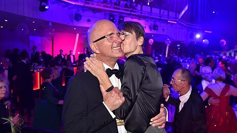 Erst der Karl-Valentin-Orden und dann noch einen dicken Kuss von Frau Gisi: F&uuml;r Christoph Maria Herbst lief der Narrhalla Ball im Deutschen Theater ziemlich gut.