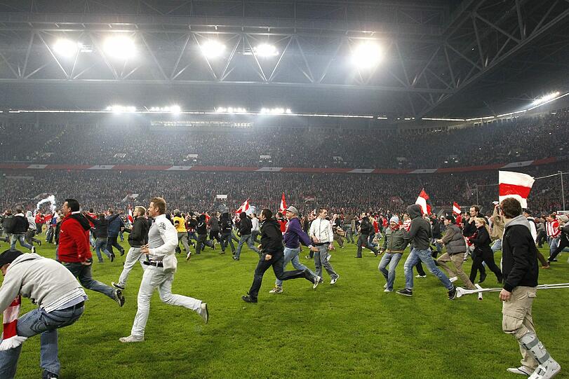 15.05.2012 Fans von Hertha BSC und Gastgeber Fortuna Düsseldorf brennen beim Relegationsrückspiel große Mengen Feuerwerkskörper ab. Aus dem Hertha-Block fliegen Bengalische Feuer auf den Platz, Leuchtkugeln fliegen in die Zuschauerränge und auf Polizisten. Tausende Fortuna-Anhänger stürmen bereits vor Ablauf der Nachspielzeit auf 
den Platz, um den Aufstieg ihrer Mannschaft zu feiern. Schiedsrichter Wolfgang Stark setzt das Spiel erst nach 20-minütiger Unterbrechung noch einmal für rund zwei Minuten fort. Hertha BSC legt Protest gegen die Spielwertung ein.