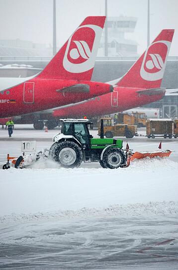 Nicht's geht mehr: Am Münchner Flughafen laufen die Schnee-Räumungsarbeiten auf Hochtouren.