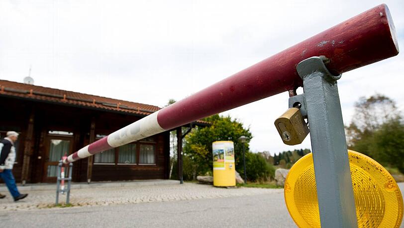 Der Schlagbaum in Haidmühle an der Grenze zu Tschechien muss wieder entfernt werden. Der Schlagbaum in Haidmühle an der Grenze zu Tschechien muss wieder entfernt werden.