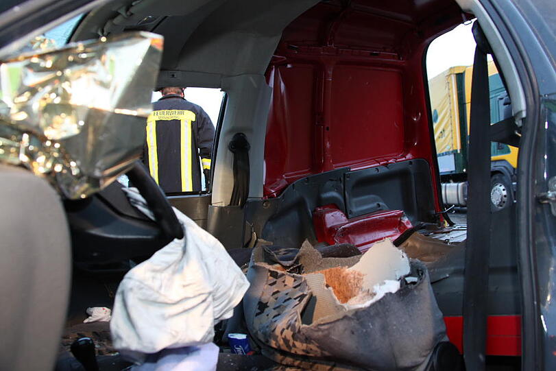 Schwerer Unfall auf dr A94 bei Töging: Ein Lkw ist ein Unfall-Auto gerast. Ein Mensch kam bei dem Crash ums Leben. Die Bilder.