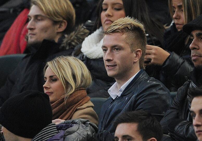 Marco Reus und seine langjährige Freundin Caro auf der Tribüne.