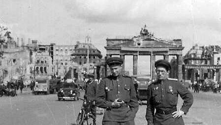 Das Ende des Zweiten Weltkrieges erlebt Alexander Nogaller (r.) als 24-Jähriger in Berlin. Das Ende des Zweiten Weltkrieges erlebt Alexander Nogaller (r.) als 24-Jähriger in Berlin.