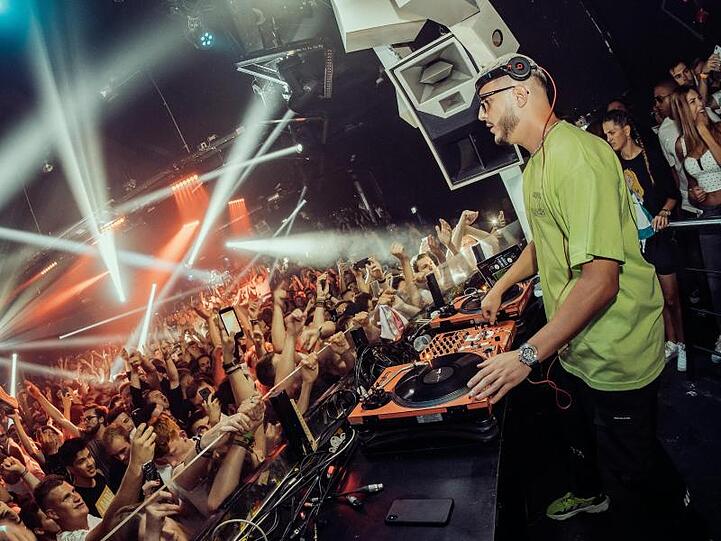 DJ Snake legt im Kölner Club "Bootshaus" auf.