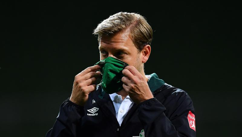 Werder-Trainer Florian Kohfeldt geht nach dem Spiel mit Maske vom Platz. Werder-Trainer Florian Kohfeldt geht nach dem Spiel mit Maske vom Platz.