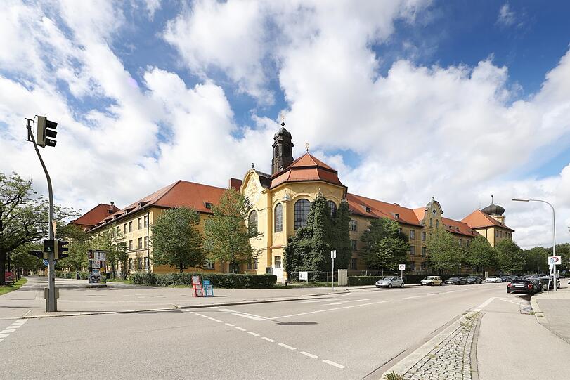 Der riesige Komplex des ehemaligen Armenhauses (und bis 1988 Altenheim) St. Martin.
