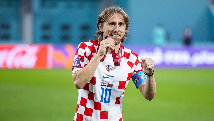 Kroatiens Luka Modric beißt nach der Siegerehrung in die Medaille und jubelt. In dieser Woche will der Real-Star die Nations League gewinnen.