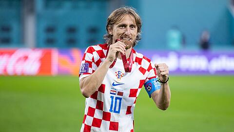 Kroatiens Luka Modric beißt nach der Siegerehrung in die Medaille und jubelt. In dieser Woche will der Real-Star die Nations League gewinnen.