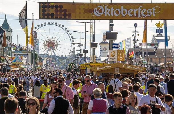 Dieses Jahr feiert die Stadt das 189. Oktoberfest: Klar das in der über 200-jährigen Geschichte so einiges an Fakten zusammengekommen ist. Oder hätten Sie gewusst, dass auch Albert Einstein mit dem Oktoberfest zu tun hatte. In der AZ haben wir ein paar Geschichten rund im die Wiesn zusammengetragen, die heute teils unglaublich scheinen. Foto: imago Dieses Jahr feiert die Stadt das 189. Oktoberfest: Klar das in der über 200-jährigen Geschichte so einiges an Fakten zusammengekommen ist. Oder hätten Sie gewusst, dass auch Albert Einstein mit dem Oktoberfest zu tun hatte. In der AZ haben wir ein paar Geschichten rund im die Wiesn zusammengetragen, die heute teils unglaublich scheinen. Foto: imago