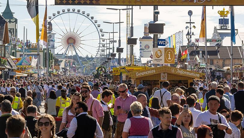 Dieses Jahr feiert die Stadt das 189. Oktoberfest: Klar das in der über 200-jährigen Geschichte so einiges an Fakten zusammengekommen ist. Oder hätten Sie gewusst, dass auch Albert Einstein mit dem Oktoberfest zu tun hatte. In der AZ haben wir ein paar Geschichten rund im die Wiesn zusammengetragen, die heute teils unglaublich scheinen. Foto: imago Dieses Jahr feiert die Stadt das 189. Oktoberfest: Klar das in der über 200-jährigen Geschichte so einiges an Fakten zusammengekommen ist. Oder hätten Sie gewusst, dass auch Albert Einstein mit dem Oktoberfest zu tun hatte. In der AZ haben wir ein paar Geschichten rund im die Wiesn zusammengetragen, die heute teils unglaublich scheinen. Foto: imago