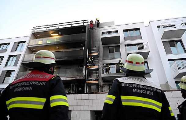 Die große Hitze beschädigte die Fassade über vier Geschosse hinweg. Die große Hitze beschädigte die Fassade über vier Geschosse hinweg.