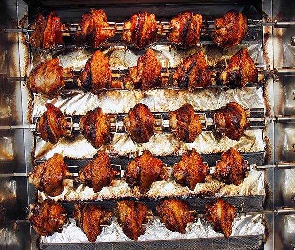 Zwei Stunden und 20 Minuten werden die Haxen gegrillt – vorgekocht werden sie nicht.