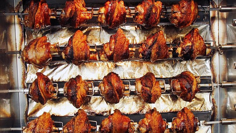 Zwei Stunden und 20 Minuten werden die Haxen gegrillt – vorgekocht werden sie nicht.