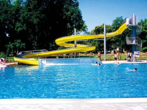 Das Ungererbad mit seiner großen Wasserrutsche.