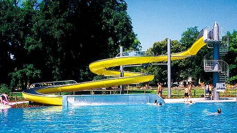 Das Ungererbad mit seiner großen Wasserrutsche.