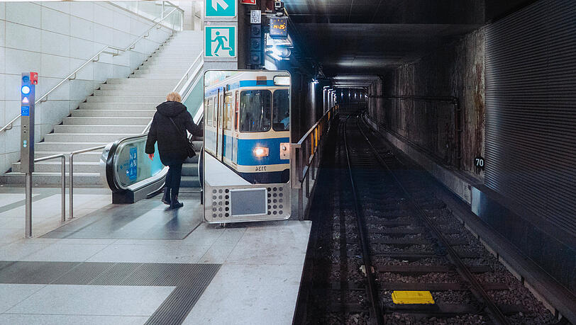 Eine wartende U-Bahn steht an einer Haltestelle in M&uuml;nchen.