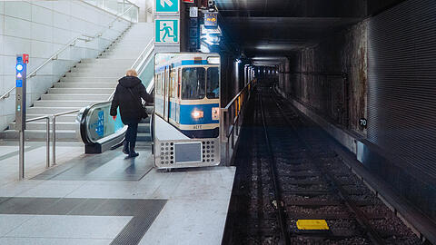 Eine wartende U-Bahn steht an einer Haltestelle in München. Eine wartende U-Bahn steht an einer Haltestelle in München.