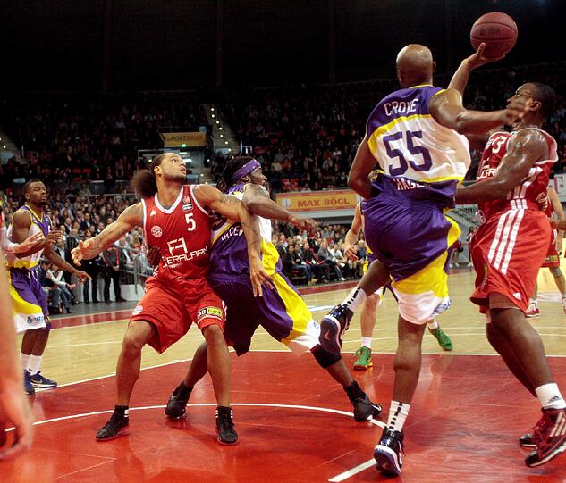 Hammerspiel der FC Bayern Basketballer: Das Team von Trainer Dirk Bauermann gewann am Samstagabend gegen Phoenix Hagen mit 100:81 und feierte damit den vierten Sieg in Serie. Die besten Bilder.