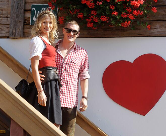 Auf Basis einer solchen Siegesserie kann man sich auch mal einen ausgiebigen Wiesn-Besuch gönnen, so wie hier Bastian Schweinsteiger und seine Freundin Sarah.