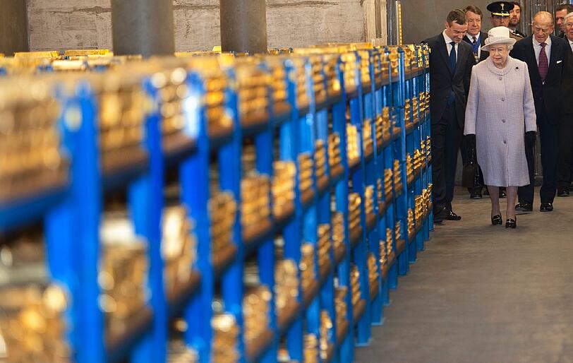 Queen Elizabeth II. stattet der Bank of England einen Besuch ab und schaut sich den Goldvorrat an.