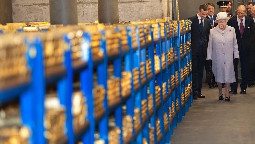 Queen Elizabeth II. stattet der Bank of England einen Besuch ab und schaut sich den Goldvorrat an. Queen Elizabeth II. stattet der Bank of England einen Besuch ab und schaut sich den Goldvorrat an.