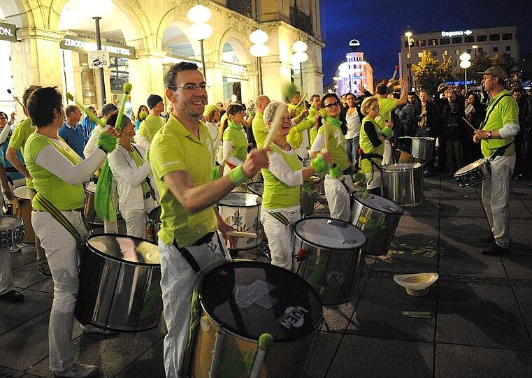 Performance unter freiem Himmel: Am Stachus trommelt "Batteria Z".