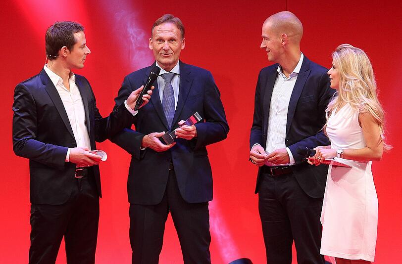 Hans Joachim Watzke (2. v l) und BVB-Marketindirektor Carsten Cramer. Der BVB wurde mit dem Award für die "Beste Sportvermarktung des Jahres" ausgezeichnet.