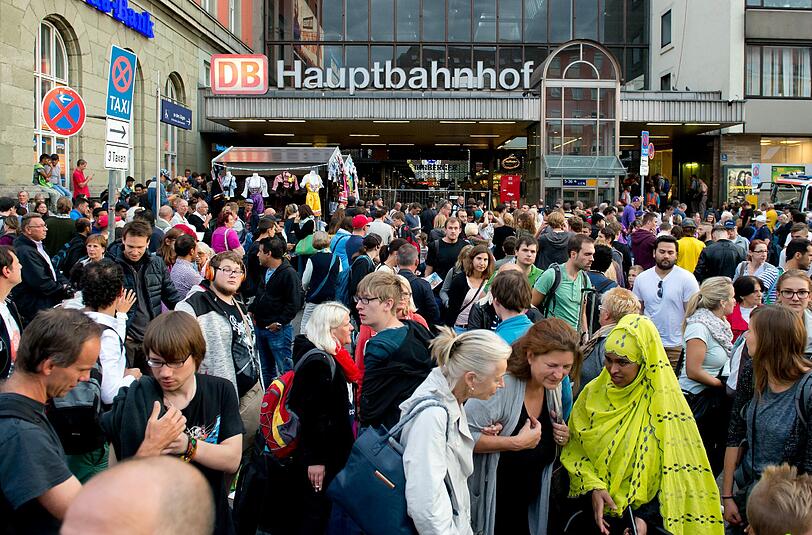 Die gleichzeitige Ankunft von Wiesnbesuchern und Flüchtlingen könnte die Behörden am Hauptbahnhof vor eine neue Herausforderung stellen.
