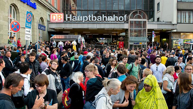 Die gleichzeitige Ankunft von Wiesnbesuchern und Flüchtlingen könnte die Behörden am Hauptbahnhof vor eine neue Herausforderung stellen. Die gleichzeitige Ankunft von Wiesnbesuchern und Flüchtlingen könnte die Behörden am Hauptbahnhof vor eine neue Herausforderung stellen.