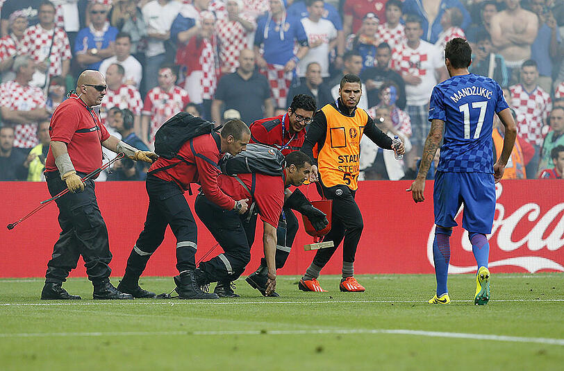 Kroatische "Fans" sind beim Spiel gegen Tschechien völlig ausgerastet. Die Bilder.