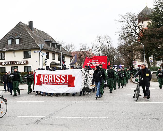 Rund 1000 Münchner haben im März gegen das "Braune Haus" in Obermenzing demonstriert.