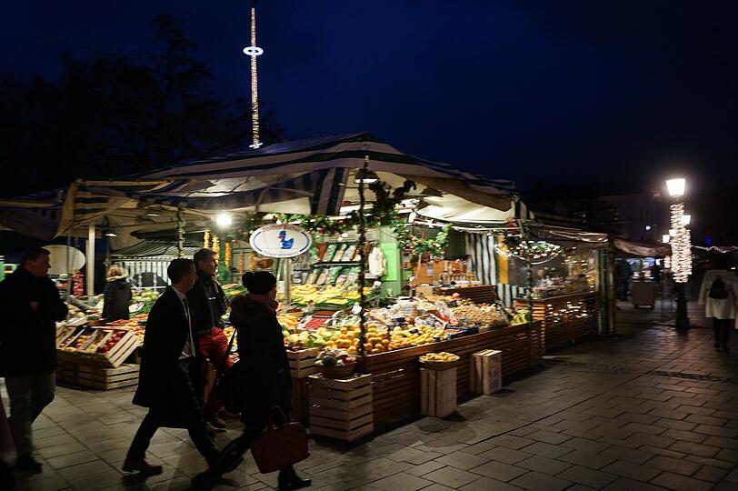 Es ist inzwischen guter Brauch, dass im Advent auch der Viktualienmarkt im Lichterglanz erstrahlt. Am Donnerstagabend nahmen Kommunalreferent Axel Markwardt, Markthallenchef Boris Schwartz und Elke Fett, die Sprecherin der Marktleute, die Lichterketten in Betrieb. Und siehe: Es ward Licht &ndash; und aus dem Maibaum ein Christbaum. Naja, beinahe.