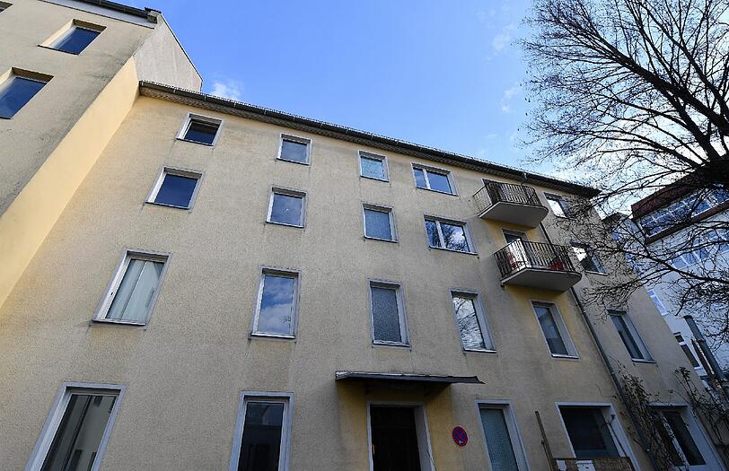 Das Haus in der Thorwaldsenstraße: Hier hat Bozena B. 17 Jahre lang gelebt. Die Haustür ist vollgeklebt mit Erinnerungen.