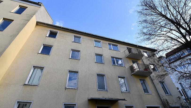 Das Haus in der Thorwaldsenstraße: Hier hat Bozena B. 17 Jahre lang gelebt. Die Haustür ist vollgeklebt mit Erinnerungen. Das Haus in der Thorwaldsenstraße: Hier hat Bozena B. 17 Jahre lang gelebt. Die Haustür ist vollgeklebt mit Erinnerungen.