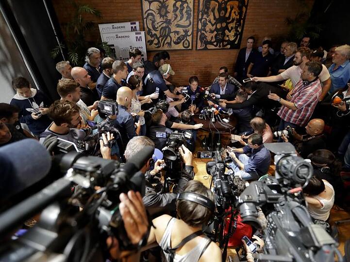 Boca Juniors Trainer Guillermo Barros Schelotto (r) und Vereins-Präsident Daniel Angelici geben nach der erneuten Aussetzung des Finales eine Pressekonferenz.