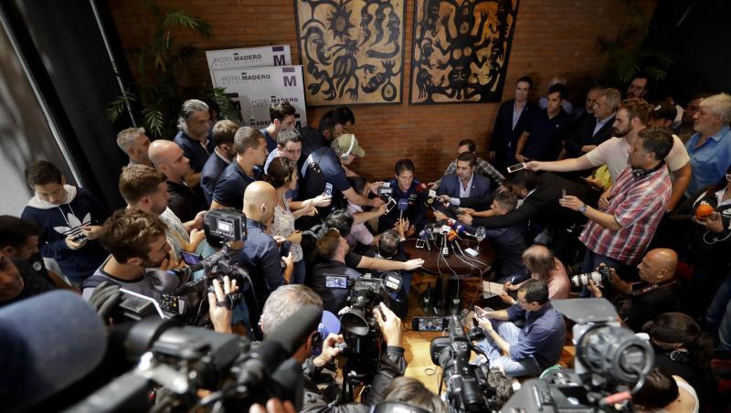 Boca Juniors Trainer Guillermo Barros Schelotto (r) und Vereins-Präsident Daniel Angelici geben nach der erneuten Aussetzung des Finales eine Pressekonferenz. Boca Juniors Trainer Guillermo Barros Schelotto (r) und Vereins-Präsident Daniel Angelici geben nach der erneuten Aussetzung des Finales eine Pressekonferenz.