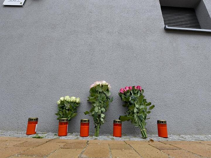März 2018: Blumen und Grablichter vor dem Mehrfamilienhaus in Flensburg, in dem die 17-Jährige starb.