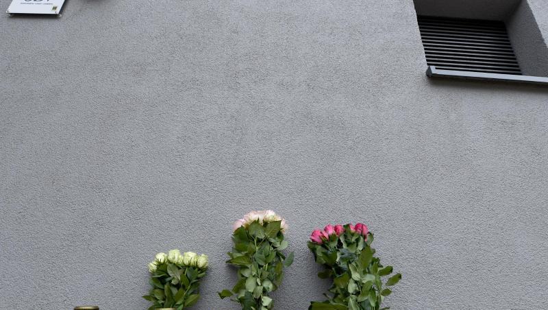 März 2018: Blumen und Grablichter vor dem Mehrfamilienhaus in Flensburg, in dem die 17-Jährige starb. März 2018: Blumen und Grablichter vor dem Mehrfamilienhaus in Flensburg, in dem die 17-Jährige starb.