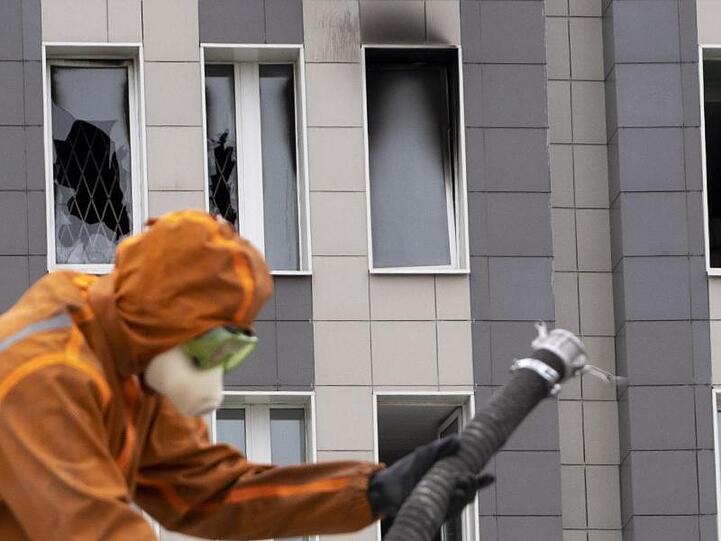 Ein russischer Notfallhelfer arbeitet an der Brandstelle des St.-George-Krankenhauses.