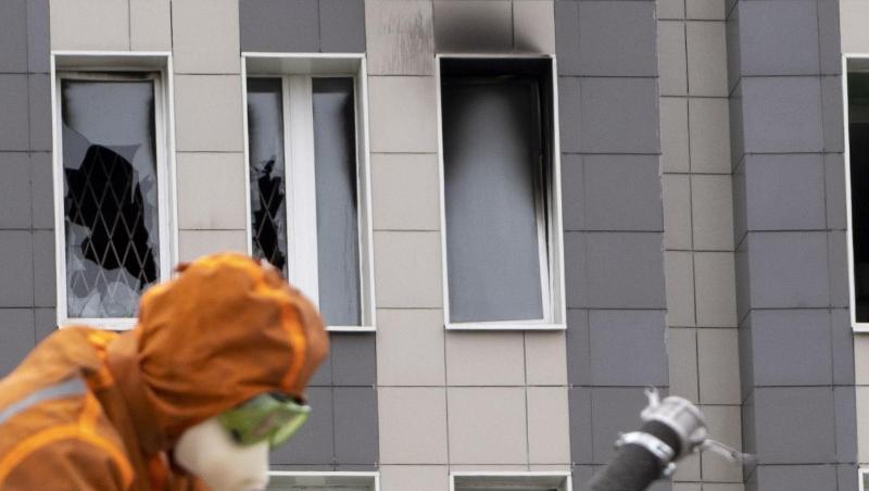 Ein russischer Notfallhelfer arbeitet an der Brandstelle des St.-George-Krankenhauses. Ein russischer Notfallhelfer arbeitet an der Brandstelle des St.-George-Krankenhauses.