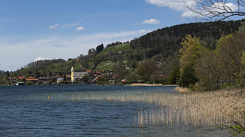 Der Schliersee ist ein Bilderbuchsee in den Bayerischen Voralpen, und ihn zu umrunden ist erstaunlich ruhig.