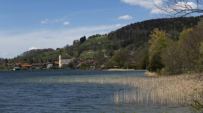 Der Schliersee ist ein Bilderbuchsee in den Bayerischen Voralpen, und ihn zu umrunden ist erstaunlich ruhig.