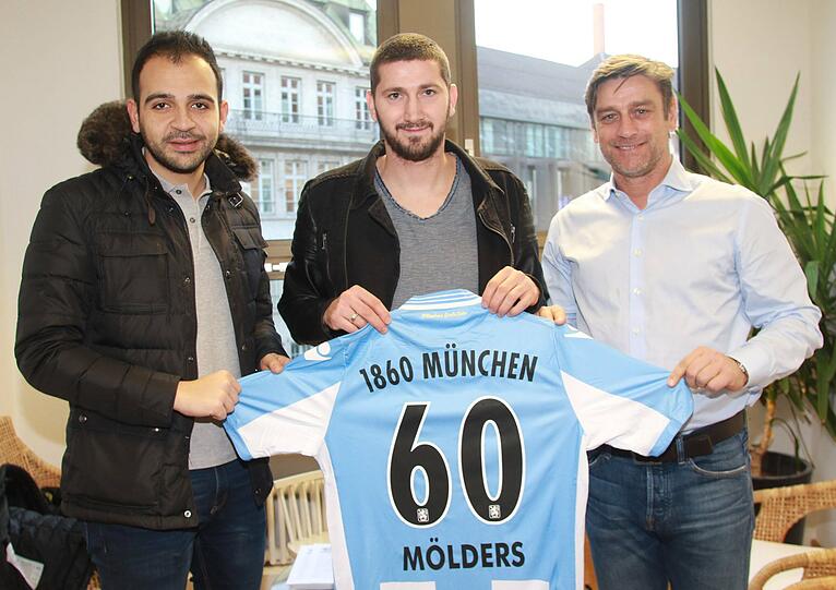 Willkommen in Giesing, Sascha! Am 29. Dezember 2015 wird der Mann, der später als "Die Wampe von Giesing" Schlagzeilen schreiben wird, von Ismaik-Vertreter Noor Hassan Basha  und Sportchef Oliver Kreuzer als Neuzugang vorgestellt. Zunächst für ein halbes Jahr auf Leihbasis vom FC Augsburg verpflichtet, wechselt der gebürtige Essener im Sommer darauf fix zum TSV 1860.