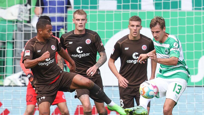 Der Fürther Max Christiansen (r) kämpft mit Etienne Amenyido (l) vom FC St. Pauli um den Ball.