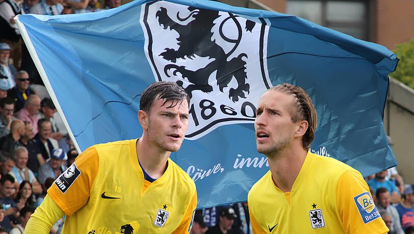 Eigentlich ist Marco Hiller (r.) Stammkeeper des TSV 1860. Obwohl dieser wieder fit ist, sorgte Trainer Maurizio Jacobacci mit der Aufstellung von David Richter für einen neuen Brandherd im Verein.