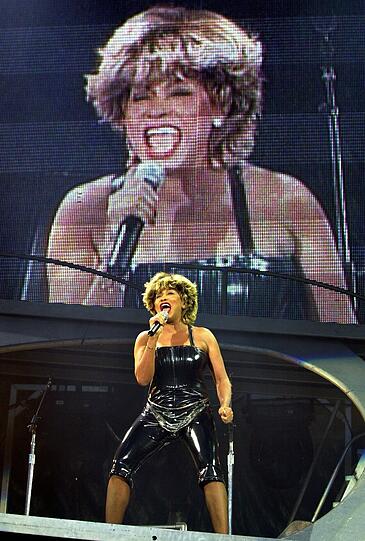 Tina Turner sang am Sonntag, 23.07.2000 während ihrer Deutschland-Tournee im ausverkauften Münchner Olympiastadion.