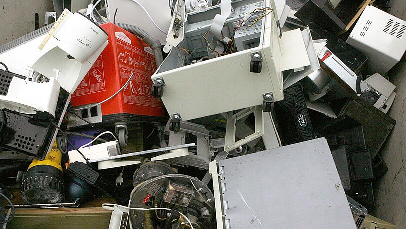 Elektroschrott, Fiberglas, Gummi, Metall und vieles mehr sollen illegal von Bayern nach Tschechien gebracht worden sein. (Symbolbild)