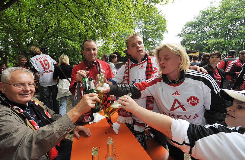 Dieser Biergarten war bisher ein Festplatz bei Club-Heimspielen und Großveranstaltungen. Ab 1. April soll hier regelmäßige Gartenbewirtschaftung stattfinden. &bdquo;Außerdem kann ich endlich meine Hütte vom Altstadtfest aufstellen, die ist sonst das ganze Jahr arbeitslos&ldquo;, lacht Christian Wagner.